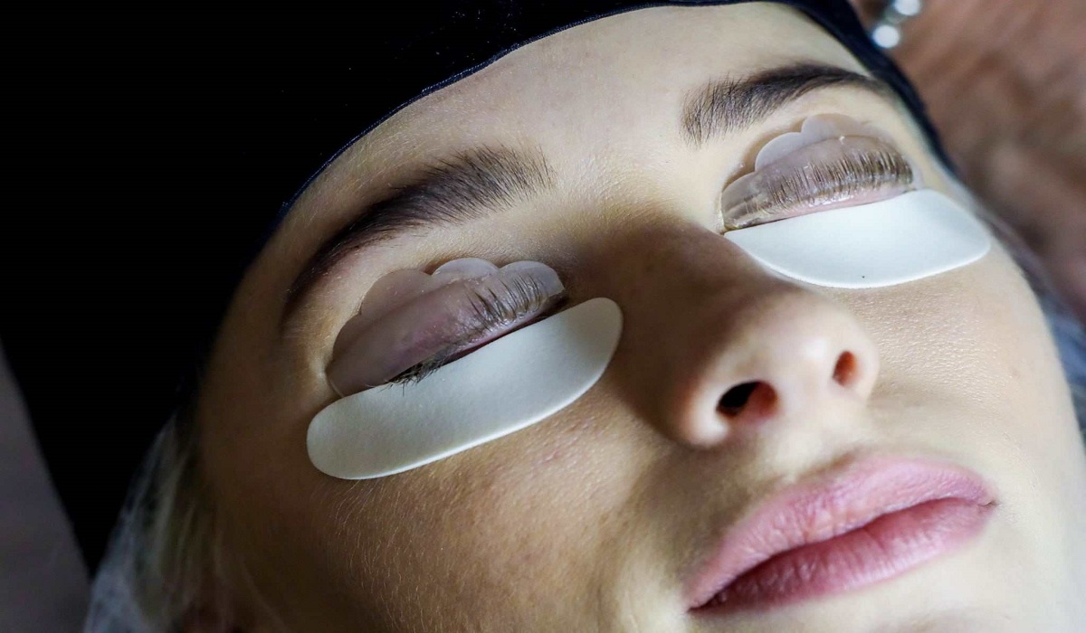 چگونه مژه های خود را در خانه لیفت کنیم؟ - لیدی کرمگ