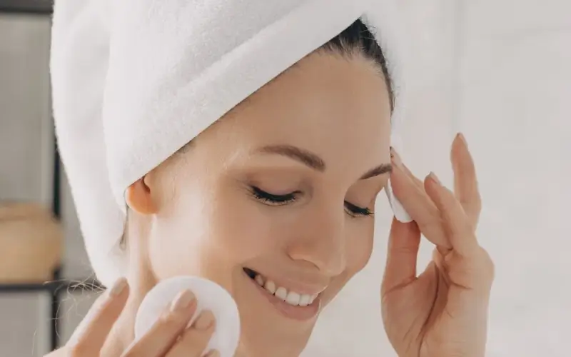بهترین سایت های خرید میسلار واتر شامل اریکا فیس، کاج شاپ، خانومی، آبانا شاپ، ارس یاب، شیمن شاپ، ماه وش و اسنپ شاپ هستند.